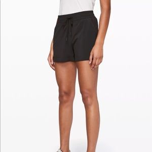 Lululemon Spring break away mid rise short size 6